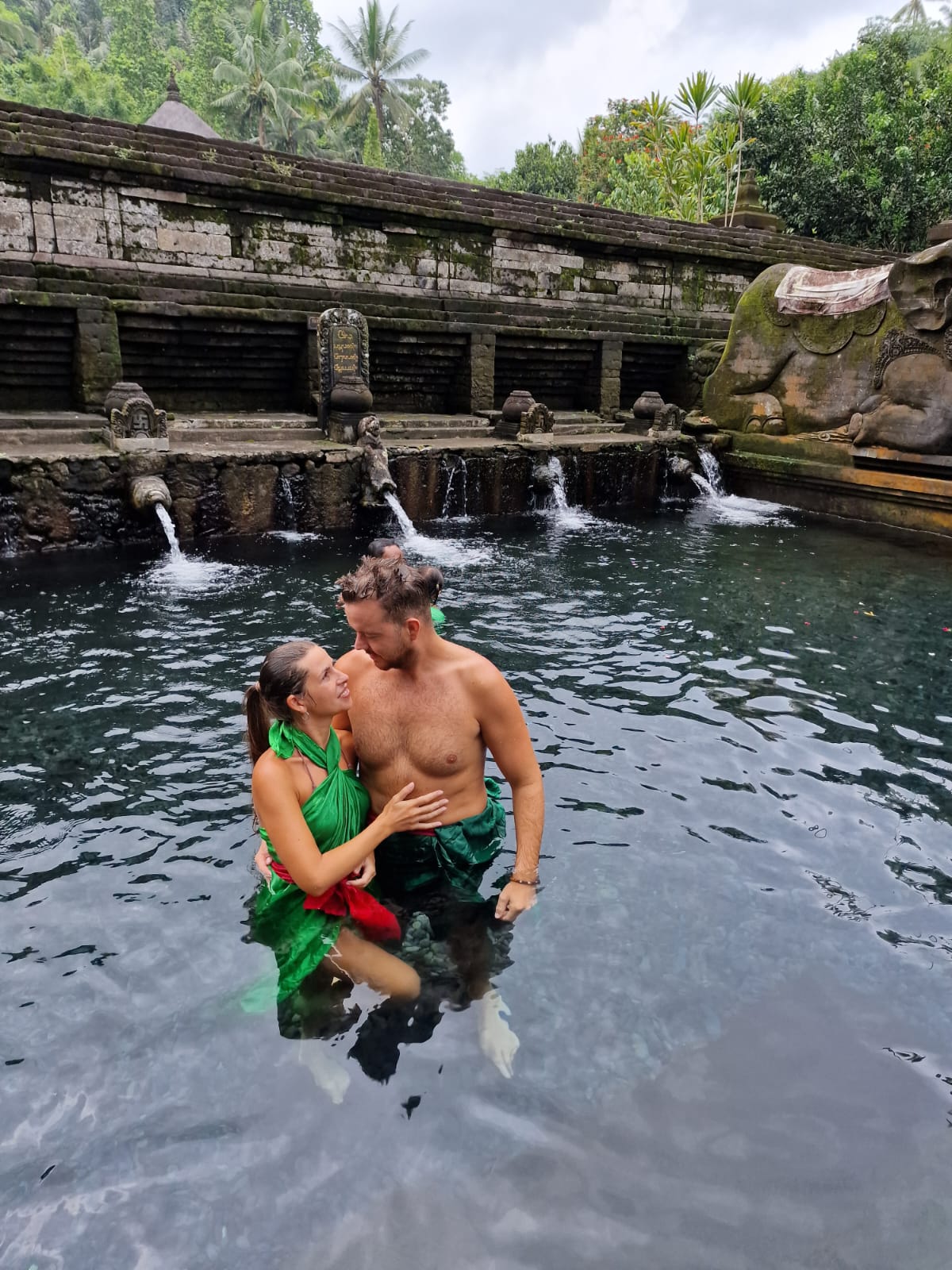 Tirta Empul Templom tisztító ceremóniája